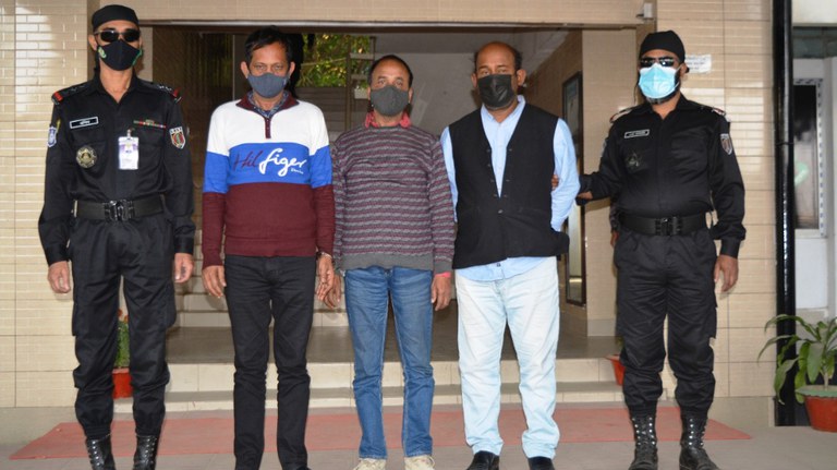 নারী পাচারের অভিযোগে আটক তিন ব্যক্তিকে ঢাকায় গণমাধ্যমের সামনে হাজির করে র‍্যাব। ১৫ ফেব্রুয়ারি ২০২২। [সৌজন্যে: র‍্যাব]