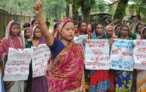 মজুরি বৃদ্ধির দাবি: পাতা তোলা বন্ধ রেখেছেন চা শ্রমিকেরা মজুরি বৃদ্ধির দাবি: পাতা তোলা বন্ধ রেখেছেন চা শ্রমিকেরা