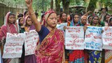 মজুরি বৃদ্ধির দাবি: পাতা তোলা বন্ধ রেখেছেন চা শ্রমিকেরা