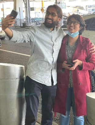 ঝর্ণার শিক্ষক জয়তূর্য চৌধুরী তাঁদের এই ছবিটি ফেসবুকে পোস্ট করার পর থেকেই ঝর্ণার পোশাক নিয়ে সমালোচনা শুরু হয় বলে বেনারকে জানান ঝর্ণা। [সৌজন্যে: নুরুননাহার চৌধুরী ঝর্ণা]
