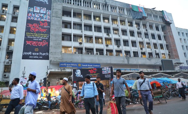 যুক্তরাষ্ট্রের নিষেধাজ্ঞা: মিয়ানমারের দুই ব্যাংকের লেনদেন বন্ধ করেছে সোনালী ব্যাংক যুক্তরাষ্ট্রের নিষেধাজ্ঞা: মিয়ানমারের দুই ব্যাংকের লেনদেন বন্ধ করেছে সোনালী ব্যাংক
