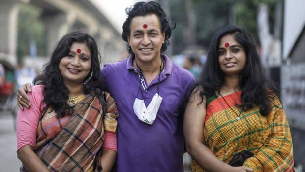 টিপ পরায় নারীকে হেনস্তা: অভিযুক্ত পুলিশ সদস্য বরখাস্ত টিপ পরায় নারীকে হেনস্তা: অভিযুক্ত পুলিশ সদস্য বরখাস্ত