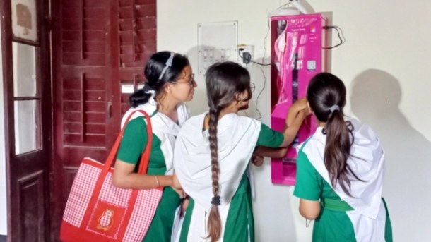 বিদ্যালয়ে শিক্ষার্থীরা বসালো স্যানিটারি প্যাডের মেশিন, কার্ড স্ক্যানে বের হচ্ছে প্যাড বিদ্যালয়ে শিক্ষার্থীরা বসালো স্যানিটারি প্যাডের মেশিন, কার্ড স্ক্যানে বের হচ্ছে প্যাড