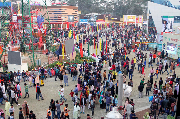 ঢাকায় আন্তর্জাতিক বাণিজ্যমেলায় দর্শকদের ভিড়। ১১ জানুয়ারি ২০১৯।