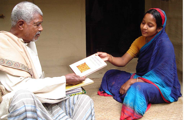 জীবনের বড় একটি সময় পলান সরকার কাটিয়েছেন মানুষকে বই পড়ায় উদ্বুদ্ধ করতে। বাঘা, রাজশাহী। ১০ ফেব্রুয়ারি ২০০৭