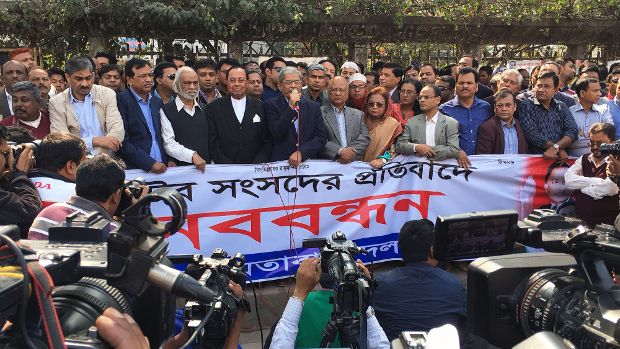ঢাকায় জাতীয় প্রেস ক্লাবের সামনে মানববন্ধনে বক্তব্য রাখছেন বিনএনপির মহাসচিব মির্জা ফখরুল ইসলাম আলমগীর। ৩০ জানুয়ারি ২০১৯।