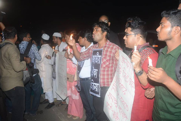 সংলাপ অর্থবহ করার জন্য গণভবনের সামনে মোমবাতি জ্বালিয়ে জাতীয় ঐক্যফ্রন্টের নেতাকর্মীদের মানববন্ধন। ১ নভেম্বর ২০১৮।