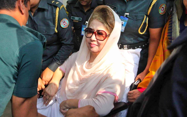 বিএনপি চেয়ারপারসন খালেদা জিয়াকে বঙ্গবন্ধু শেখ মুজিব মেডিক্যাল বিশ্ববিদ্যালয় হাসপাতাল থেকে বৃহস্পতিবার কারাগারে ফেরত পাঠানো হয়েছে। ৮ নভেম্বর ২০১৮।