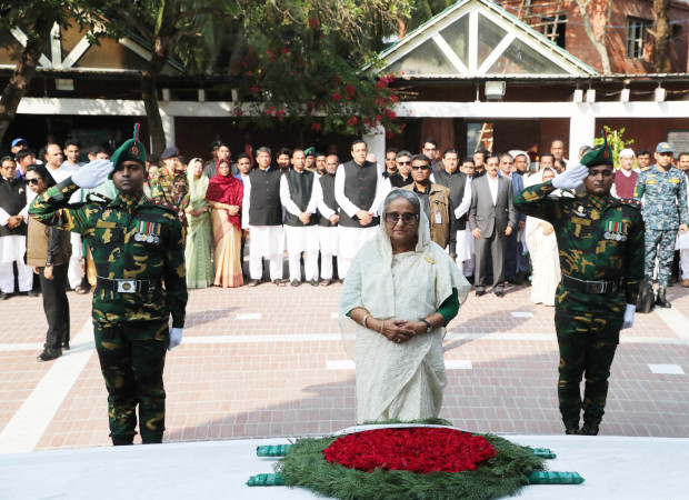 গোপালগঞ্জ থেকে আনুষ্ঠানিকভাবে নির্বাচনী প্রচার শুরুর আগে টুঙ্গীপাড়ায় বঙ্গবন্ধুর সমাধিতে শ্রদ্ধা নিবেদন করছেন আওয়ামী লীগ সভানেত্রী প্রধানমন্ত্রী শেখ হাসিনা। ১২ ডিসেম্বর ২০১৮। 