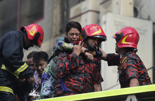 অগ্নিকান্ড থেকে উদ্ধার হওয়া এক নারী কান্নায় ভেঙ্গে পড়েন।  ঢাকা, মার্চ ২৮, ২০১৯। 