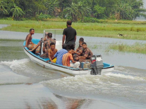 তিস্তা নদীতে নিখোঁজ বিজিবি সদস্য সুমন মিয়াকে উদ্ধারের চেষ্টা। তিস্তা নদীতে নিখোঁজ বিজিবি সদস্য সুমন মিয়াকে উদ্ধারের চেষ্টা।