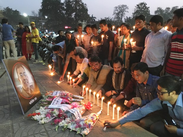 জঙ্গিদের হাতে বিজ্ঞানমনস্ক লেখক অভিজিৎ রায় হত্যার তিন বছর পূর্তিতে ঢাকায় হত্যা ঘটনার স্থলে মোমবাতি জ্বালিয়ে নিহতের স্মৃতির প্রতি শ্রদ্ধা জানায় গণজাগরণ মঞ্চ। জঙ্গিদের হাতে বিজ্ঞানমনস্ক লেখক অভিজিৎ রায় হত্যার তিন বছর পূর্তিতে ঢাকায় হত্যা ঘটনার স্থলে মোমবাতি জ্বালিয়ে নিহতের স্মৃতির প্রতি শ্রদ্ধা জানায় গণজাগরণ মঞ্চ।