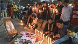 জঙ্গিদের হাতে বিজ্ঞানমনস্ক লেখক অভিজিৎ রায় হত্যার তিন বছর পূর্তিতে ঢাকায় হত্যা ঘটনার স্থলে মোমবাতি জ্বালিয়ে নিহতের স্মৃতির প্রতি শ্রদ্ধা জানায় গণজাগরণ মঞ্চ।