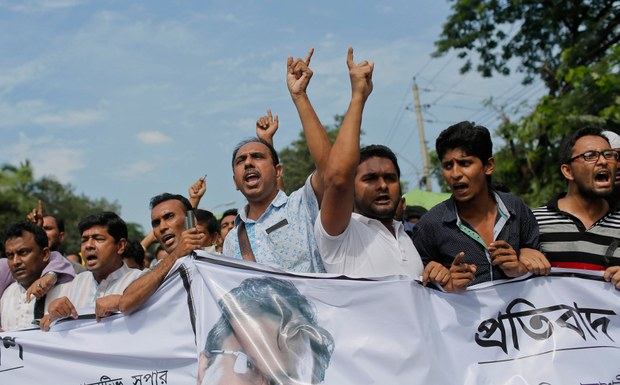 মৌলবাদীদের হামলায় ২০১৫ সালের অক্টোবর জাগৃতি প্রকাশনীর কর্ণধার ফয়সল আরেফিন দীপন হত্যাকাণ্ডের প্রতিবাদে ঢাকায় বিক্ষোভ মিছিল। মৌলবাদীদের হামলায় ২০১৫ সালের অক্টোবর জাগৃতি প্রকাশনীর কর্ণধার ফয়সল আরেফিন দীপন হত্যাকাণ্ডের প্রতিবাদে ঢাকায় বিক্ষোভ মিছিল।