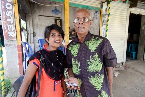 গত জন্মদিনে কাকালদি গ্রামে শাহজাহান বাচ্চুর সাথে তাঁর মেয়ে দুর্বা জাহান। গত জন্মদিনে কাকালদি গ্রামে শাহজাহান বাচ্চুর সাথে তাঁর মেয়ে দুর্বা জাহান।