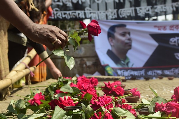 ঢাকায় বিজ্ঞানমনস্ক লেখক অভিজিৎ রায়ের স্মৃতির উদ্দেশ্যে বাংলাদেশের সংস্কৃতিকর্মীদের শ্রদ্ধা নিবেদন। ঢাকায় বিজ্ঞানমনস্ক লেখক অভিজিৎ রায়ের স্মৃতির উদ্দেশ্যে বাংলাদেশের সংস্কৃতিকর্মীদের শ্রদ্ধা নিবেদন।