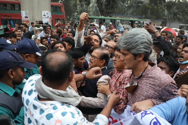 সংসদ শুরুর দিনেই বিরোধীদের কালো পতাকা মিছিলে পুলিশের বাধা
