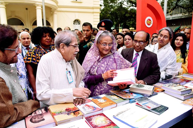 বাংলা একাডেমি প্রাঙ্গনে অমর একুশে গ্রন্থমেলা উদ্বোধন শেষে বিভিন্ন স্টল ঘুরে দেখেন প্রধানমন্ত্রী শেখ হাসিনা। বাংলা একাডেমি প্রাঙ্গনে অমর একুশে গ্রন্থমেলা উদ্বোধন শেষে বিভিন্ন স্টল ঘুরে দেখেন প্রধানমন্ত্রী শেখ হাসিনা।