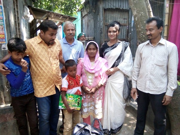 স্বেচ্ছাসেবীদের সাথে যৌনপল্লি থেকে উদ্ধার হওয়া মৌসুমি (মাঝখানে) ও তাঁর দুই সন্তান। স্বেচ্ছাসেবীদের সাথে যৌনপল্লি থেকে উদ্ধার হওয়া মৌসুমি (মাঝখানে) ও তাঁর দুই সন্তান।