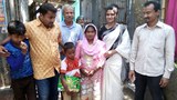 স্বেচ্ছাসেবীদের সাথে যৌনপল্লি থেকে উদ্ধার হওয়া মৌসুমি (মাঝখানে) ও তাঁর দুই সন্তান। 