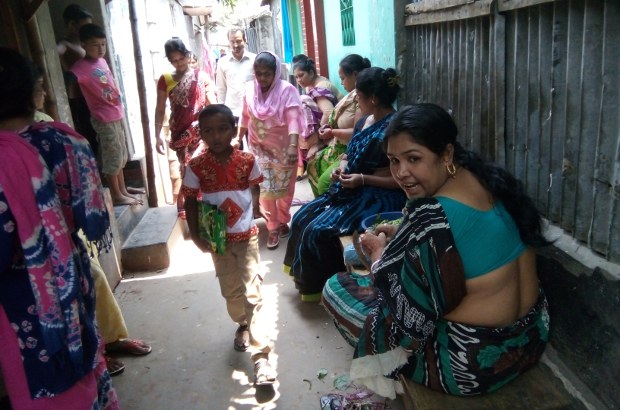 মৌসুমী ও তার শিশুসন্তান স্বাভাবিক জীবনে প্রত্যাবর্তনের জন্য বেরিয়ে আসছে। মৌসুমী ও তার শিশুসন্তান স্বাভাবিক জীবনে প্রত্যাবর্তনের জন্য বেরিয়ে আসছে।