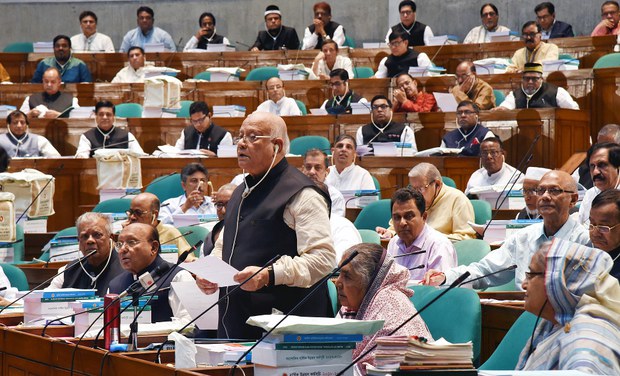 জাতীয় সংসদে ২০১৮-১৯ অর্থবছরের বাজেট ঘোষণা করছেন অর্থমন্ত্রী আবুল মাল আব্দুল মুহিত। জাতীয় সংসদে ২০১৮-১৯ অর্থবছরের বাজেট ঘোষণা করছেন অর্থমন্ত্রী আবুল মাল আব্দুল মুহিত।