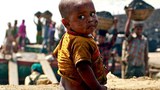  শ্রমিক মায়ের কর্মস্থলের পাশে এক শিশু।