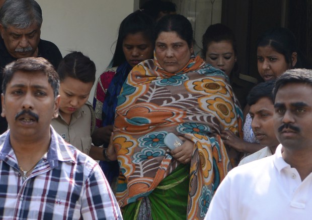 শিশু পাচারের অভিযোগে গ্রেপ্তার ‘বিমলা শিশু গৃহ’র কর্ণধার চন্দনা চক্রবর্তীকে সিআইডি অফিস থেকে জলপাইগুড়ি আদালতে নিয়ে যাওয়া হচ্ছে। শিশু পাচারের অভিযোগে গ্রেপ্তার ‘বিমলা শিশু গৃহ’র কর্ণধার চন্দনা চক্রবর্তীকে সিআইডি অফিস থেকে জলপাইগুড়ি আদালতে নিয়ে যাওয়া হচ্ছে।