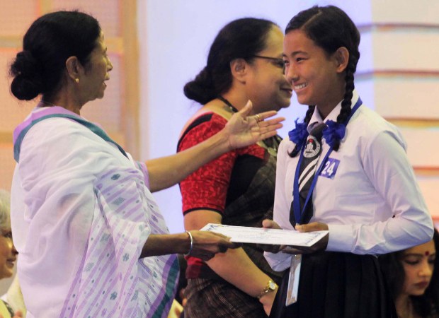 কন্যাশ্রী প্রকল্পের বিশ্বজয়ের উৎসব মঞ্চে এক কন্যাশ্রীকে সম্বর্ধনা কন্যাশ্রী প্রকল্পের বিশ্বজয়ের উৎসব মঞ্চে এক কন্যাশ্রীকে সম্বর্ধনা