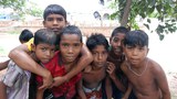 ঢাকার বুড়িগঙ্গা নদীর তীরে কয়েকটি শিশু।