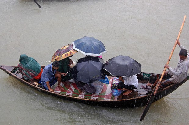 বৃষ্টির মধ্যে খেয়া নৌকায় ঢাকার বুড়িগঙ্গা নদী পার হচ্ছেন যাত্রীরা। বৃষ্টির মধ্যে খেয়া নৌকায় ঢাকার বুড়িগঙ্গা নদী পার হচ্ছেন যাত্রীরা।