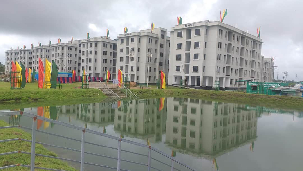 কক্সবাজারের খুরুশকুলে জলবায়ু উদ্বাস্তুদের জন্য গড়ে তোলা আশ্রয়ণ প্রকল্পে নির্মিত পাঁচতলা ভবন। ১০ জুলাই ২০২০। 
