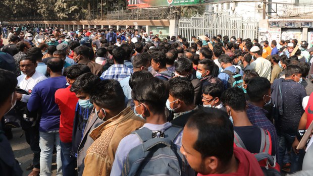 কাতারে ফিরতে ঢাকায় প্রবাসী শ্রমিকদের বিক্ষোভ কাতারে ফিরতে ঢাকায় প্রবাসী শ্রমিকদের বিক্ষোভ
