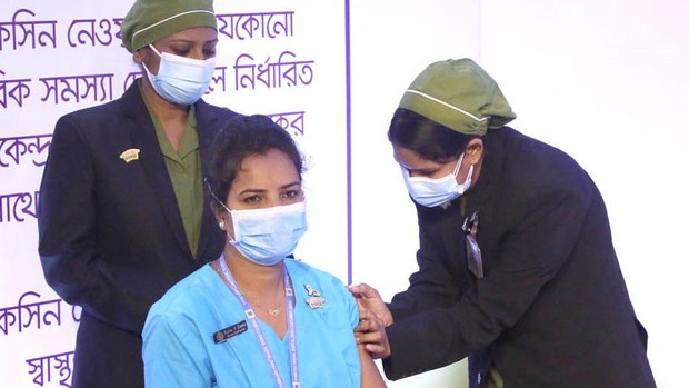 বাংলাদেশে করোনাভাইরাসের টিকাদান শুরু, সর্বপ্রথম নিলেন একজন নার্স বাংলাদেশে করোনাভাইরাসের টিকাদান শুরু, সর্বপ্রথম নিলেন একজন নার্স