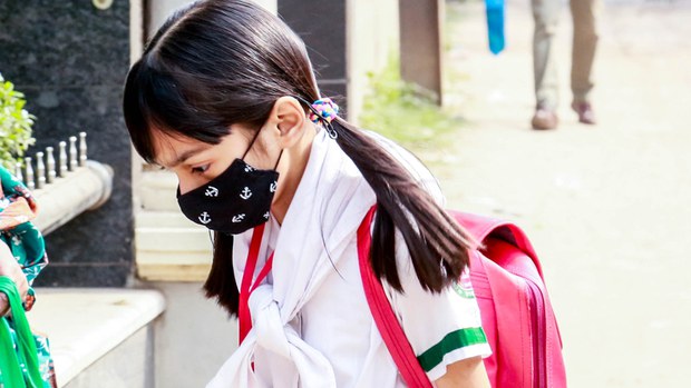 সব খোলা রেখে শিক্ষা প্রতিষ্ঠান বন্ধ রাখায় সমালোচনা সব খোলা রেখে শিক্ষা প্রতিষ্ঠান বন্ধ রাখায় সমালোচনা