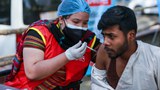 করোনাভাইরাস: টিকার প্রথম ডোজ নেবার সময় বেঁধে দেওয়ায় বিশেষজ্ঞদের সমালোচনা