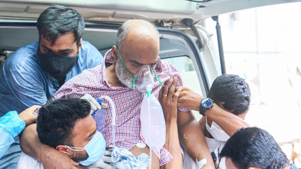 করোনাভাইরাস: মুমূর্ষু রোগীদের জন্য আইসিইউ বেডের আকাল করোনাভাইরাস: মুমূর্ষু রোগীদের জন্য আইসিইউ বেডের আকাল