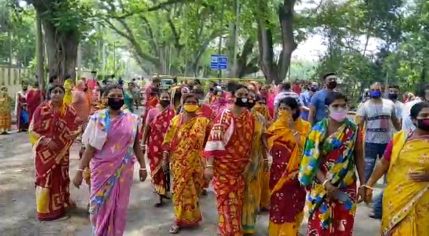 করোনাভাইরাস সংক্রমণের আশঙ্কায় সীমান্ত বাণিজ্য বন্ধের দাবিতে ভারতের পেট্রাপোল বন্দরের কাছে জাতীয় সড়ক অবরোধ করেন গ্রামবাসীরা। ৪ মে ২০২০। 