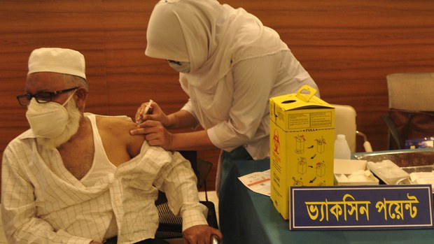টিআইবির গবেষণা: বেআইনিভাবে তৃতীয় পক্ষকে যুক্ত করায় করোনা টিকার খরচ বেশি টিআইবির গবেষণা: বেআইনিভাবে তৃতীয় পক্ষকে যুক্ত করায় করোনা টিকার খরচ বেশি
