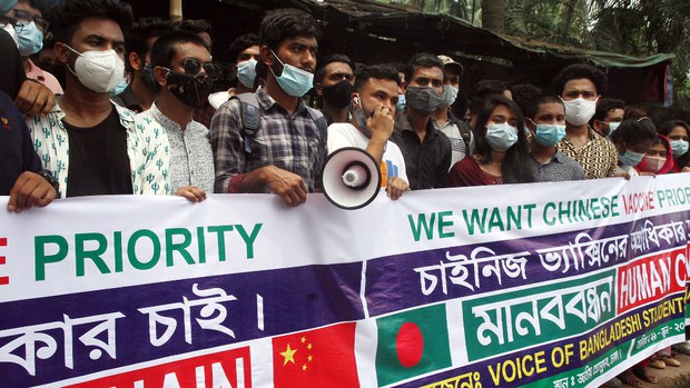 সিনোফার্মের টিকার দাবিতে ঢাকায় চীনে অধ্যয়নরত শিক্ষার্থীদের মানববন্ধন সিনোফার্মের টিকার দাবিতে ঢাকায় চীনে অধ্যয়নরত শিক্ষার্থীদের মানববন্ধন