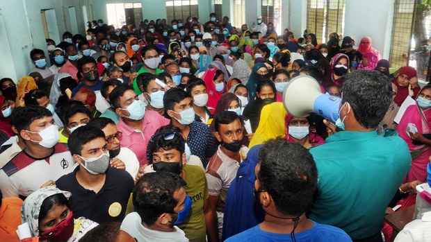 করোনাভাইরাস: বিপুল আগ্রহ ও বিশৃঙ্খলার মধ্যে চলছে গণটিকা কার্যক্রম করোনাভাইরাস: বিপুল আগ্রহ ও বিশৃঙ্খলার মধ্যে চলছে গণটিকা কার্যক্রম