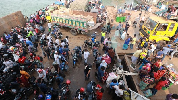 করোনাভাইরাস: গণপরিবহন বন্ধ তবু সংক্রমণ ভয় উপেক্ষা করে স্রোতের মতো ছুটছে মানুষ করোনাভাইরাস: গণপরিবহন বন্ধ তবু সংক্রমণ ভয় উপেক্ষা করে স্রোতের মতো ছুটছে মানুষ