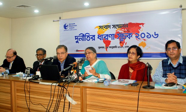 দুর্নীতির ধারণাসূচক ২০১৬ প্রকাশ অনুষ্ঠানে টিআইবির চেয়ারপার্সন সুলতানা কামাল। দুর্নীতির ধারণাসূচক ২০১৬ প্রকাশ অনুষ্ঠানে টিআইবির চেয়ারপার্সন সুলতানা কামাল।