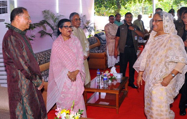 প্রধানমন্ত্রী শেখ হাসিনার সঙ্গে ইদ শুভেচ্ছা বিনিময় করতে গণভবনে যান প্রধান বিচারপতি এস কে সিনহা। প্রধানমন্ত্রী শেখ হাসিনার সঙ্গে ইদ শুভেচ্ছা বিনিময় করতে গণভবনে যান প্রধান বিচারপতি এস কে সিনহা।
