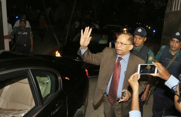 অস্ট্রেলিয়া যাত্রার আগে ঢাকায় সরকারি বাসভবনের সামনে গণমাধ্যমের সাথে কথা বলছেন প্রধান বিচারপতি এসকে সিনহা। অস্ট্রেলিয়া যাত্রার আগে ঢাকায় সরকারি বাসভবনের সামনে গণমাধ্যমের সাথে কথা বলছেন প্রধান বিচারপতি এসকে সিনহা।