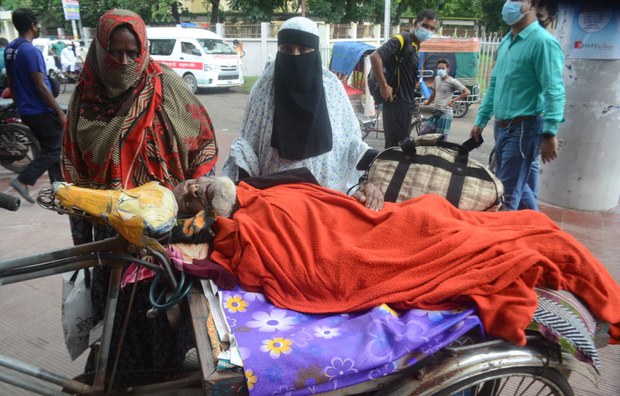 করোনাযুদ্ধে কেউ লড়ছে, কেউবা দোয়া চাচ্ছে, কেউ কেউ পালাচ্ছে করোনাযুদ্ধে কেউ লড়ছে, কেউবা দোয়া চাচ্ছে, কেউ কেউ পালাচ্ছে