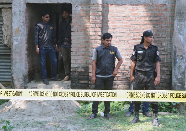 রংপুরের তাজহাট মোল্লাপাড়া এলাকার নির্মাণাধীন এই বাড়িটি থেকে রথীশচন্দ্র ভৌমিকের মরদেহ উদ্ধারের পর র্যাবের পাহারা। রংপুরের তাজহাট মোল্লাপাড়া এলাকার নির্মাণাধীন এই বাড়িটি থেকে রথীশচন্দ্র ভৌমিকের মরদেহ উদ্ধারের পর র্যাবের পাহারা।