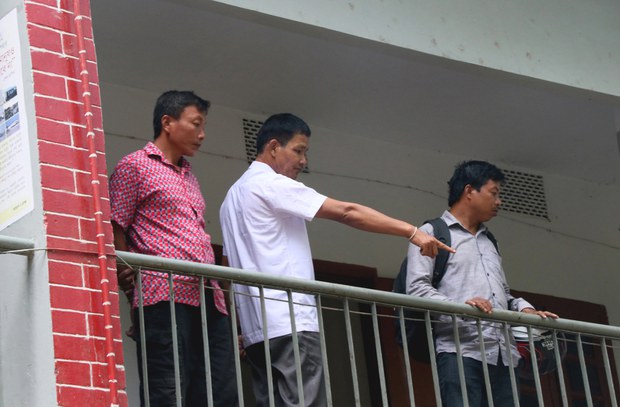 রাঙ্গামাটির নানিয়ারচর উপজেলা চেয়ারম্যান শক্তিমান চাকমাকে হত্যাকাণ্ডের স্থান দেখাচ্ছেন স্থানীয় এক ব্যক্তি। রাঙ্গামাটির নানিয়ারচর উপজেলা চেয়ারম্যান শক্তিমান চাকমাকে হত্যাকাণ্ডের স্থান দেখাচ্ছেন স্থানীয় এক ব্যক্তি।