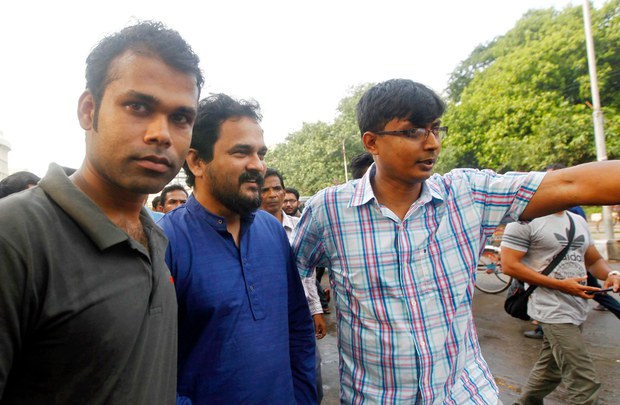 গণজাগরণ মঞ্চের মুখপাত্র ইমরান এইচ সরকারকে ঢাকার শাহবাগ থেকে আটক করে নিয়ে যায় সাদা পোশাকের র্যাব সদস্যরা। গণজাগরণ মঞ্চের মুখপাত্র ইমরান এইচ সরকারকে ঢাকার শাহবাগ থেকে আটক করে নিয়ে যায় সাদা পোশাকের র্যাব সদস্যরা।