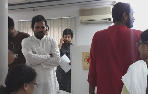 ঢাকা রিপোর্টার্স ইউনিটির সংবাদ সম্মেলন শেষে বের হয়ে আসছেন গণজাগরণ মঞ্চের মুখপাত্র ইমরান এইচ সরকার। ঢাকা রিপোর্টার্স ইউনিটির সংবাদ সম্মেলন শেষে বের হয়ে আসছেন গণজাগরণ মঞ্চের মুখপাত্র ইমরান এইচ সরকার।